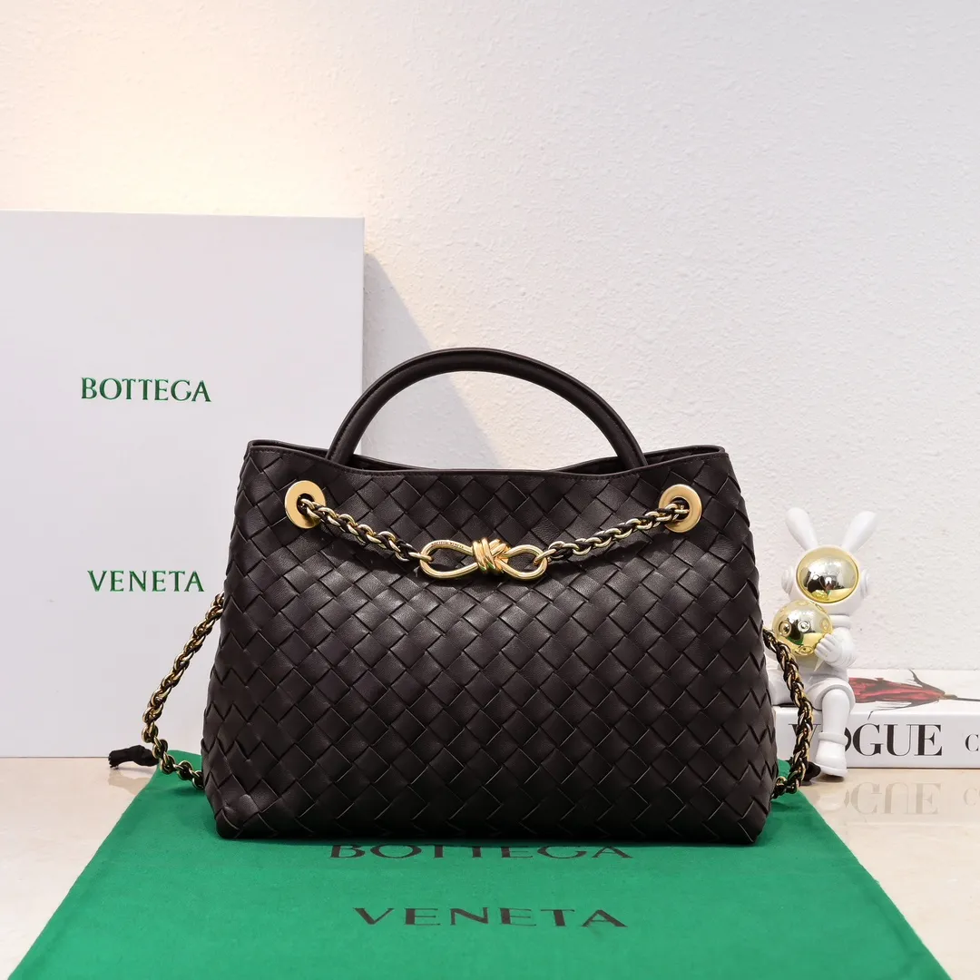 Batch 2460 BOTTEGA VENETA 2024 spring and summer new small ANDIAMO chain bag is also available! 🔥🔥I believe many friends have been waiting for a long time. The metallic chain adds a touch of sophistication to the original softness and elegance of Andiamo. The collision of classic craftsmanship and elegance creates a different kind of beauty. Style number: 6009 Size: 32*24*12cm